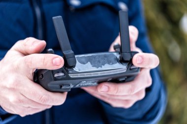 Bir adamın bir quadrocopter bir uzaktan kumandadan tutan eller