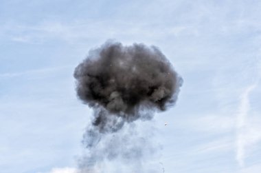 Mavi gökyüzü arka planda patlama duman