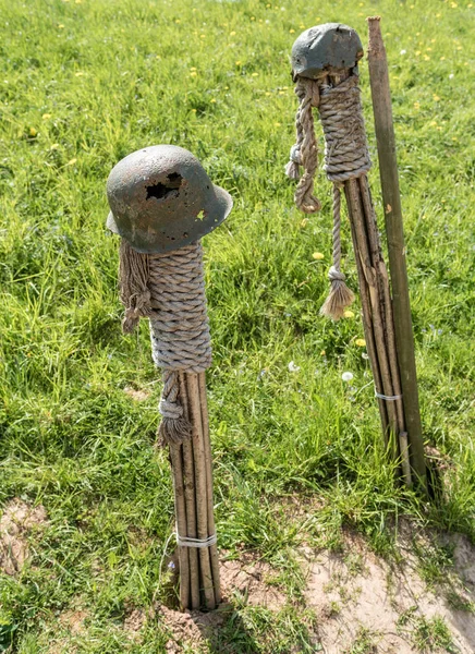 Velhos capacetes militares alemães sobre os pilares — Fotografia de Stock