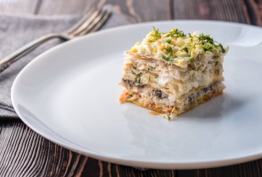 Balık pasta hamur, yumurta ve taze otlar ile