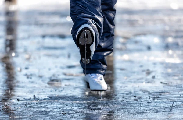 Female ice skates on the ice in the park — Stock Photo, Image