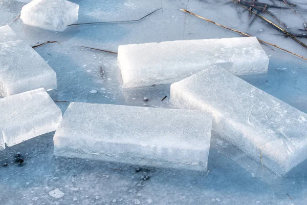 Trozos de hielo aserrados en un lago congelado —  Fotos de Stock