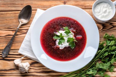 Sarımsak ile ahşap bir tabloda pancar çorbası