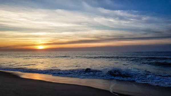 Belo pôr do sol no oceano — Fotografia de Stock