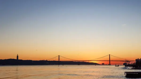 Sunset di Portugal dengan latar belakang jembatan — Stok Foto
