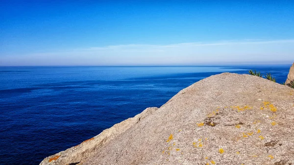 Beautiful view of the ocean and mountains — Stock Photo, Image