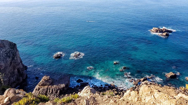 Beautiful view of the ocean and mountains — Stock Photo, Image