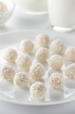 Hindistan cevizi şeker bir sürahi bir arka plan ve bir fincan süt ve b