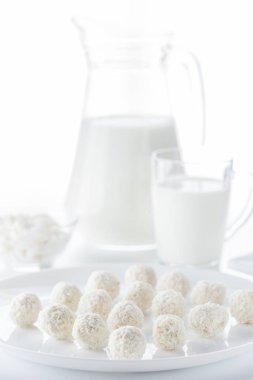 Hindistan cevizi şeker bir sürahi bir arka plan ve bir fincan süt ve b