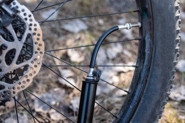 Bisiklet pompası tekerlek üzerinde asılı