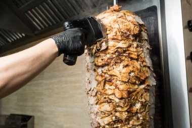 Şef eller tavuk doğruyor, kebap için.