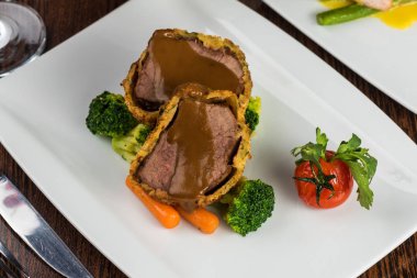 Fırında domuz eti, brokoli ve domates.