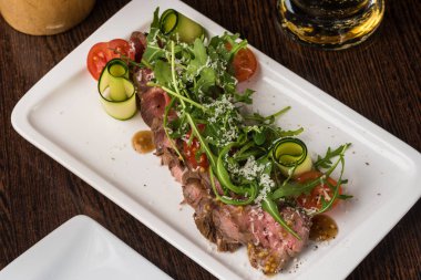 Domates salatalı bira ve et salatası.