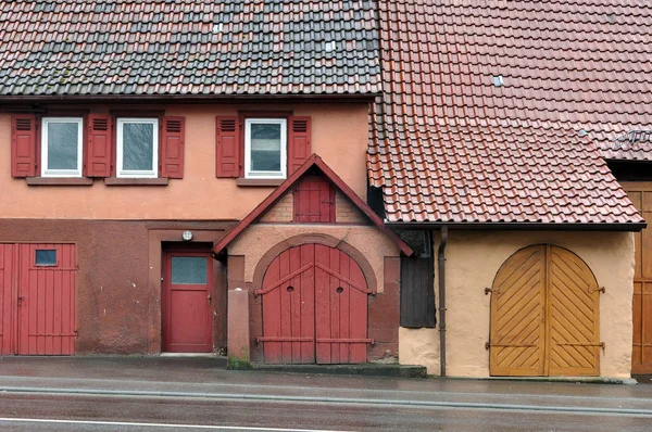 Altbau mit Holztoren — Stockfoto