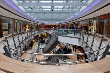 İç modern alışveriş merkezi