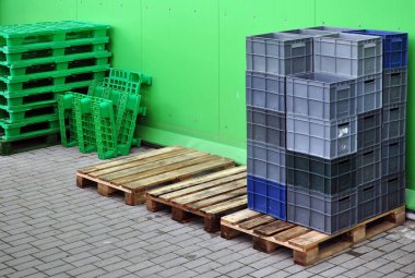 Birçok plastik kaplar