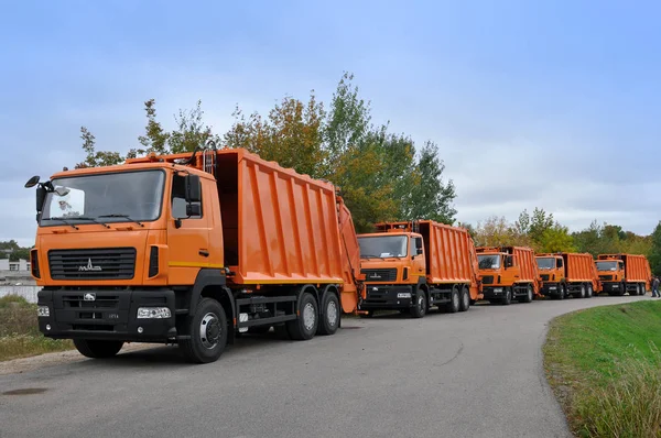 Birçok yeni çöp kamyonları