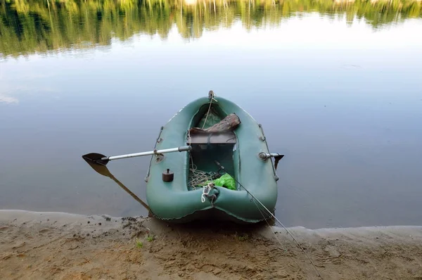 水の上のゴム ボート — ストック写真