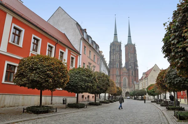 Calle Wroclaw con iglesia gótica — Foto de Stock