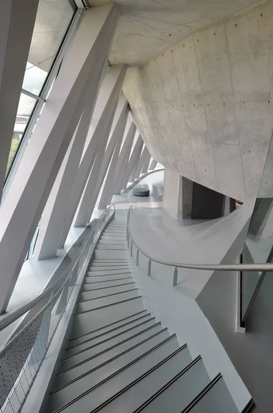 Escadaria curva do museu Mercedes — Fotografia de Stock