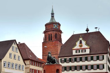 Eski kırmızı tuğla kule