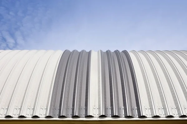 Dach metalowy łuk span prążkowany — Zdjęcie stockowe