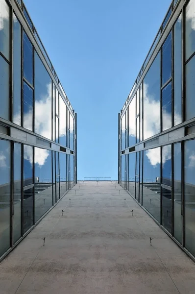 Mira hacia arriba en el edificio de vidrio — Foto de Stock
