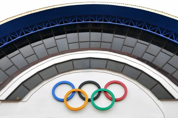 Fasade med olympiske ringer – stockfoto