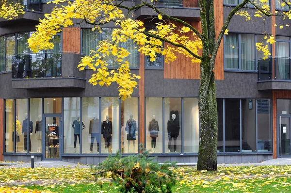 Edificio moderno en Druskininkai en otoño —  Fotos de Stock
