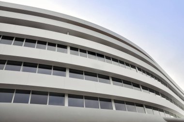 Modern beyaz Wroclaw bölgesindeki bina