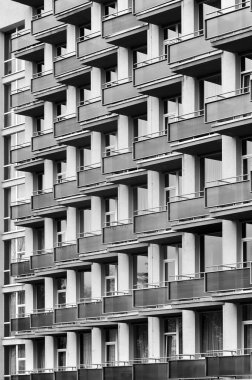 Çok öykülü bir balkon bina
