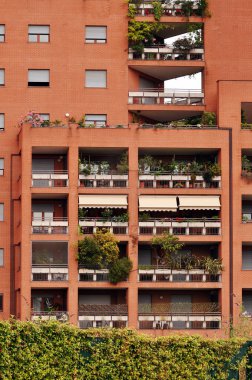 kırmızı tuğla bina