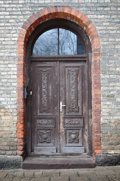 Porta de madeira arqueada — Fotografia de Stock