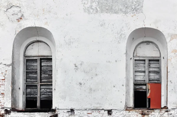 Parede branca com janelas — Fotografia de Stock