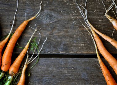 Ahşap zemin üzerinde taze havuç