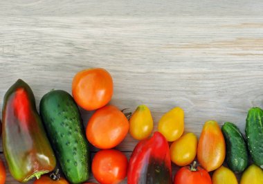 Sarı ve kırmızı domates ve salatalık