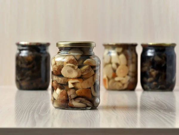 Cam Kavanoz mantar ile