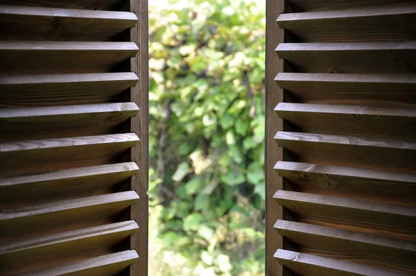 Półotwarte drewniane okiennice — Zdjęcie stockowe