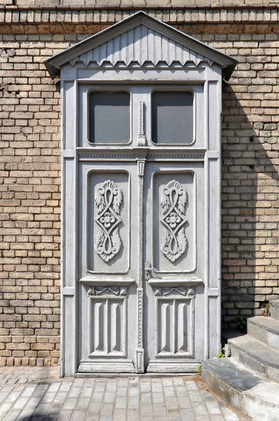 Старая белая дверь — стоковое фото