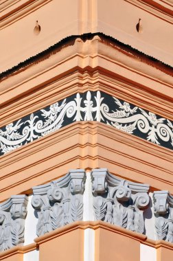 Siyah ve beyaz süsleme cephesinde