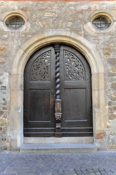 Porte cintrée sculptée en bois — Photo