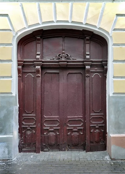 Vieille porte en bois voûtée — Photo