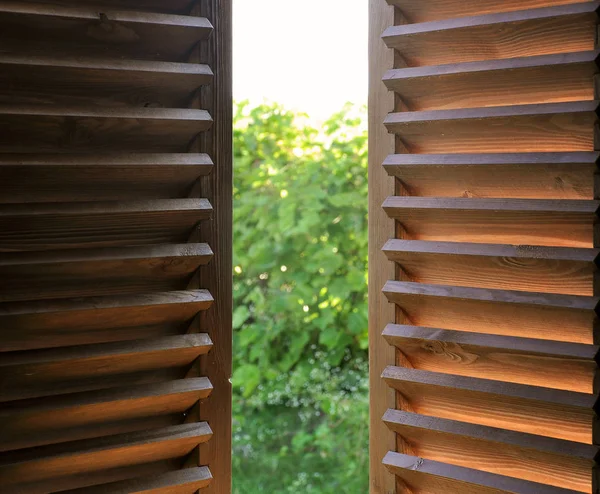 Drewniane okiennice zbliżenie — Zdjęcie stockowe