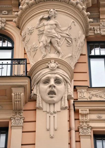 Escultura na fachada em Riga — Fotografia de Stock