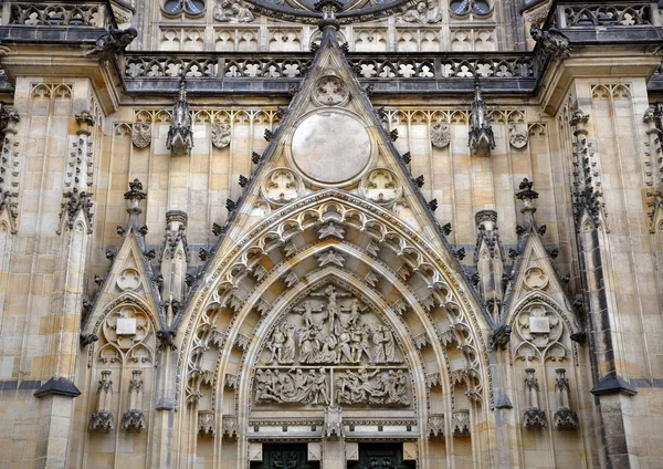 Fachada da igreja gótica — Fotografia de Stock