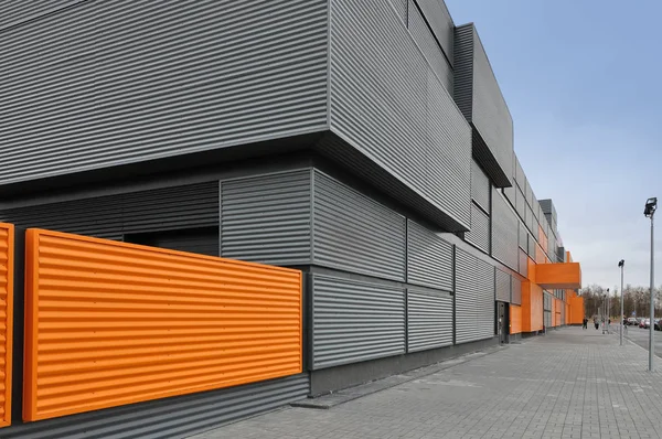 Svart och orange modern byggnad — Stockfoto