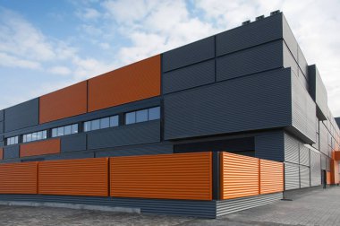 Siyah ve turuncu cephe alışveriş merkezi