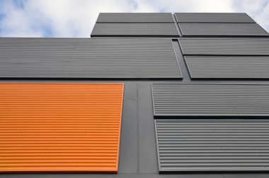 Turuncu ve siyah panel cephe