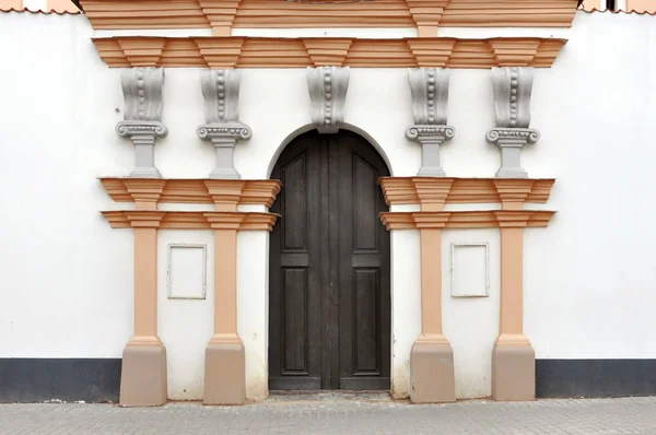 Porta de madeira arqueada da igreja — Fotografia de Stock