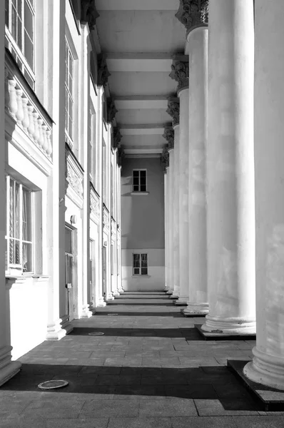 Edificio clásico blanco con columnas —  Fotos de Stock